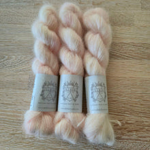Lataa kuva gallerian katseluohjelmaan, Cloud Silk Mohair 50 g