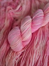 Ladda bilden i Galleriets visningsprogram, Celebration Collection