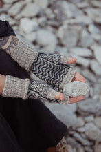 Load image into Gallery viewer, Ön och Skogen - en stickad korrespondens